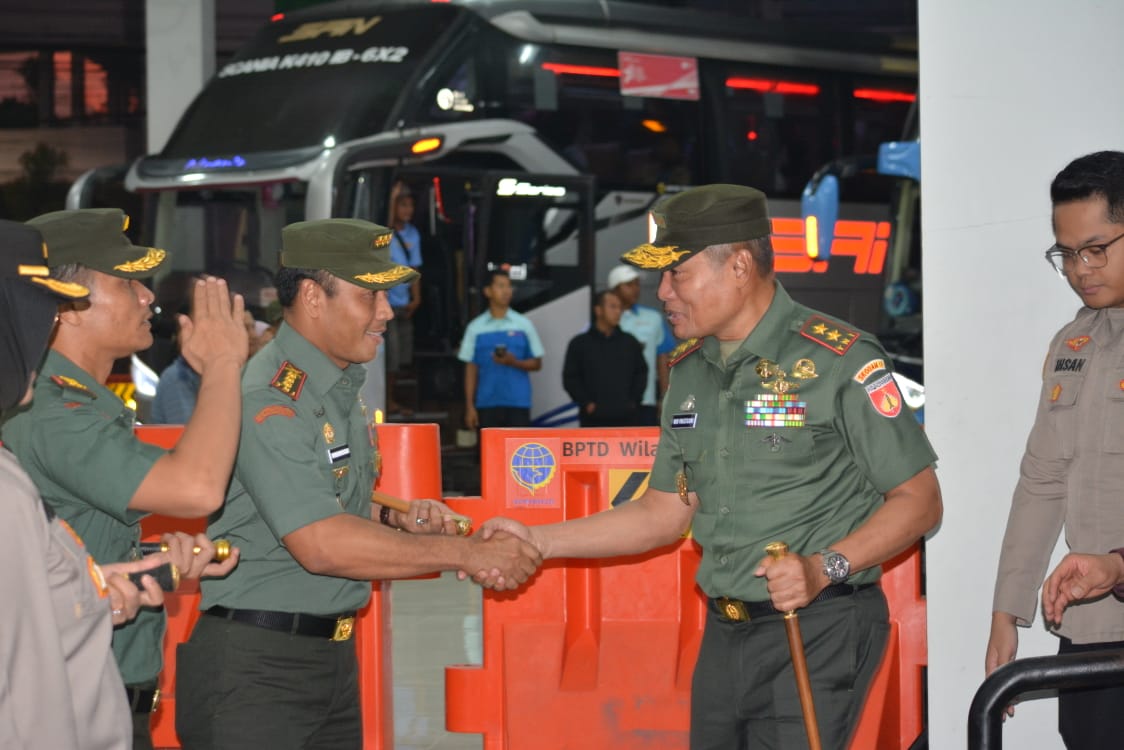 Danrem 073/Mkt Mendampingi Pangdam IV/Dip Dalam Peresmian Terminal Tingkir Oleh Presiden RI